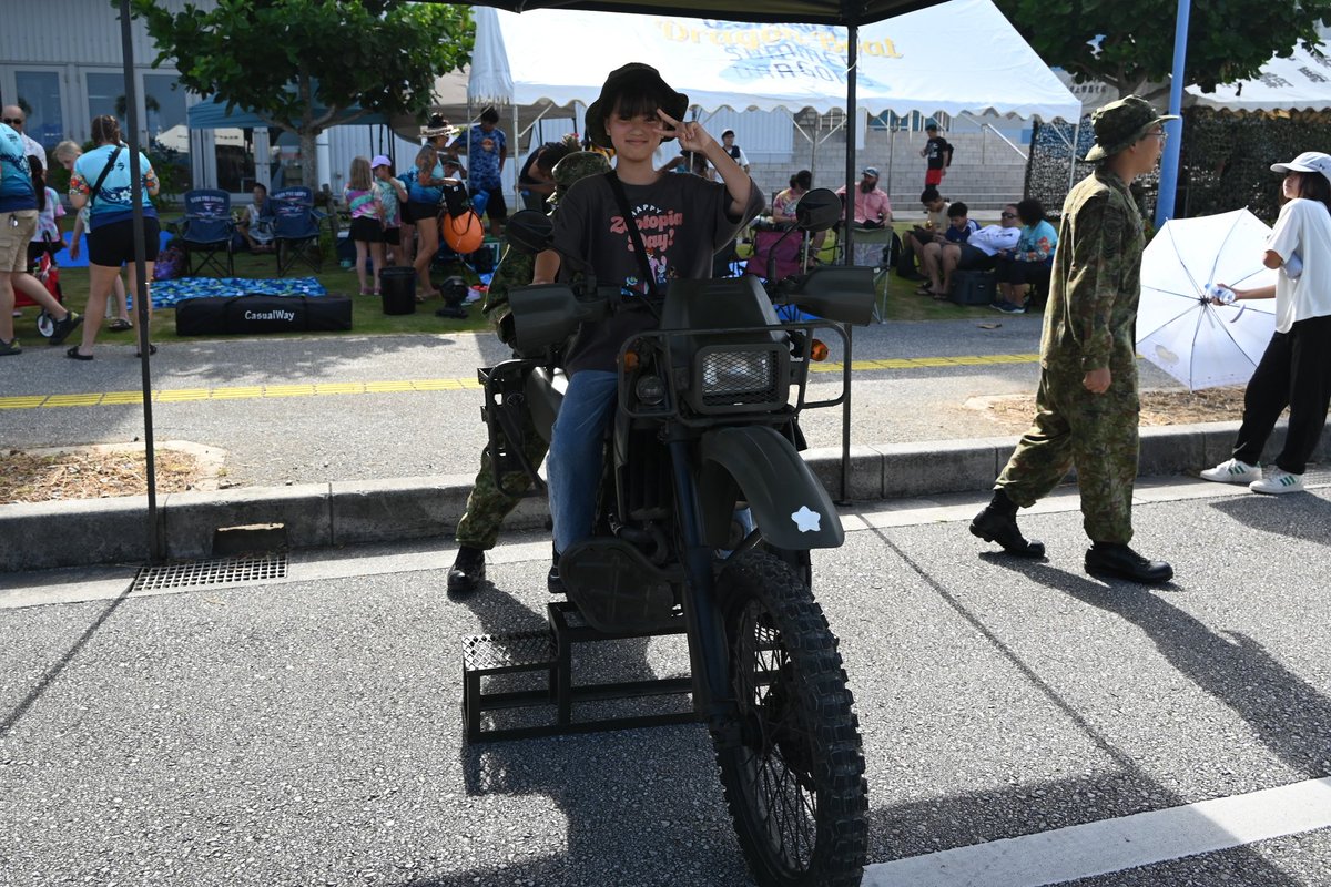 jgsdf_15b_51ir's tweet photo. ハイサイ!!🌺
第51普通科連隊は、7月19日(日)〜20日(月)の間、第19回豊見城ハーリー大会で海上救助及び車両展示を行い、大会の運営に貢献させていただきました。ハーリーレースにも参加し、地域の方々との交流も深めました✊️🔥
#沖縄 #陸上自衛隊 #第15旅団 #第51普通科連隊 #豊見城ハーリー https://t.co/CfokCmrvZd