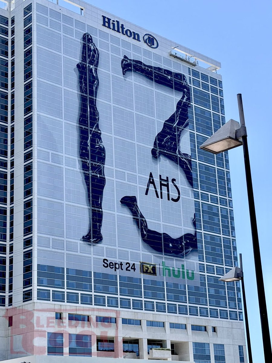 ahsfxoficial's tweet photo. A instalação do pôster de “American Horror Story: 13” na Comic-Con será concluída amanhã.

Foto via: @AHSZone https://t.co/P2AV2P38bz