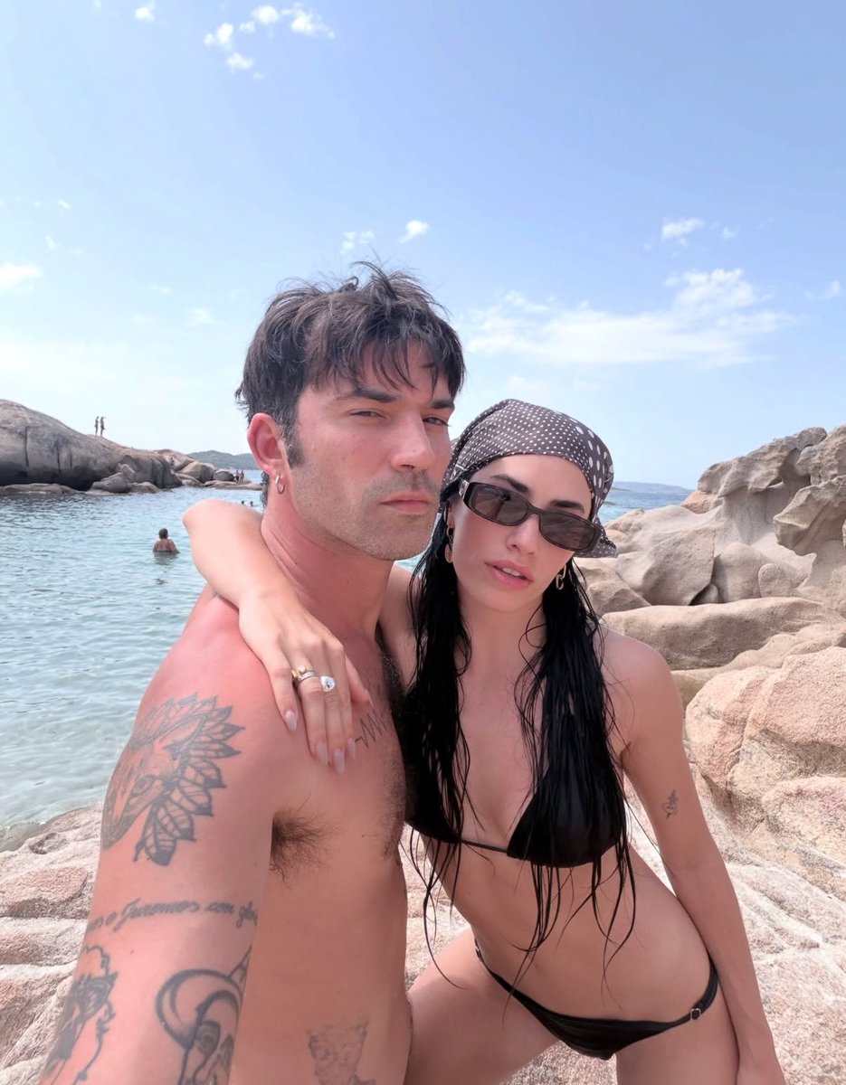 popstarmount's tweet photo. las fotos que se sacaban tus papás en sus ultimas vacaciones antes de tenerte y que les cagues la vida https://t.co/290z8KMZ9v