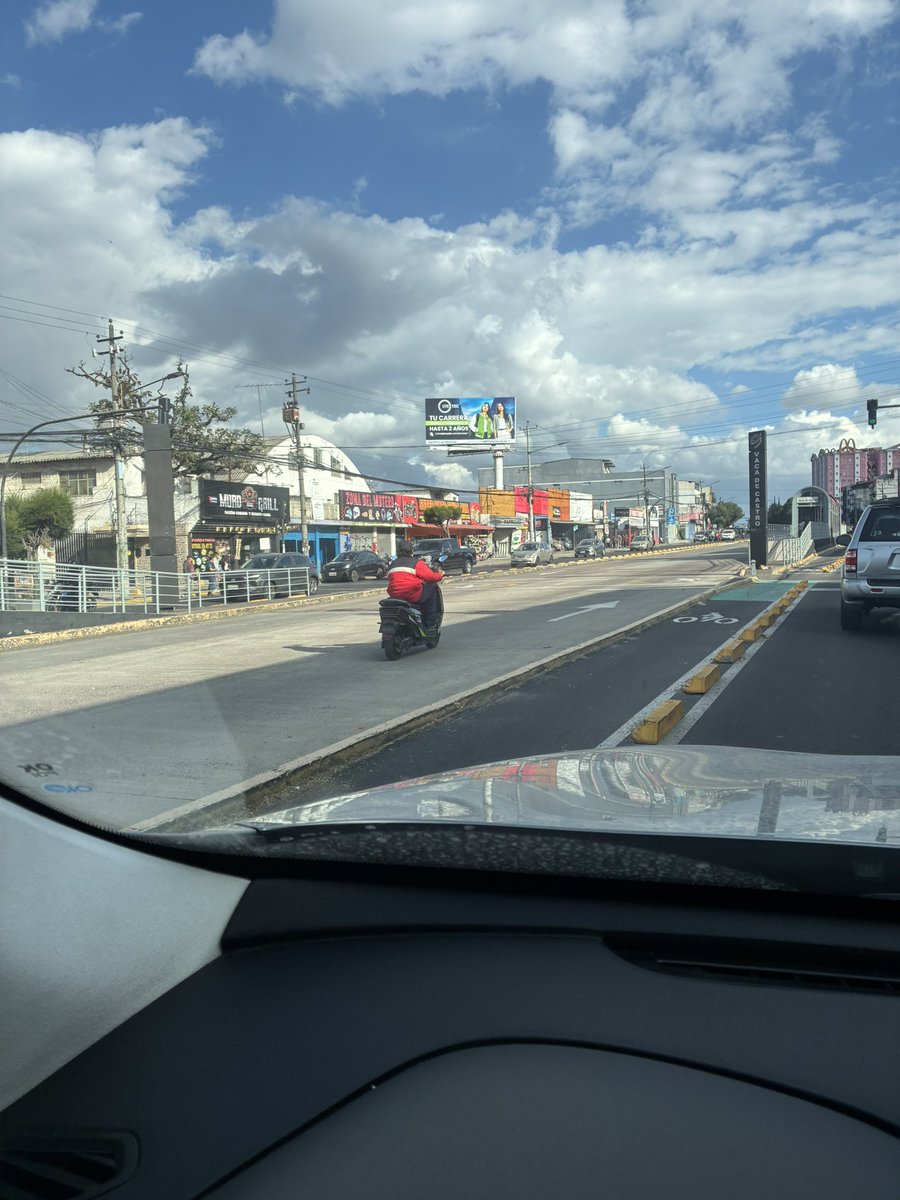 SUCO_ALV's tweet photo. @AMT_Quito quien controla esto, circulando sin casco, por la vía exclusiva del metro, con el celular en la mano. @pabelml no tenemos alcalde, ni autoridad. https://t.co/PLEc0k4BQb