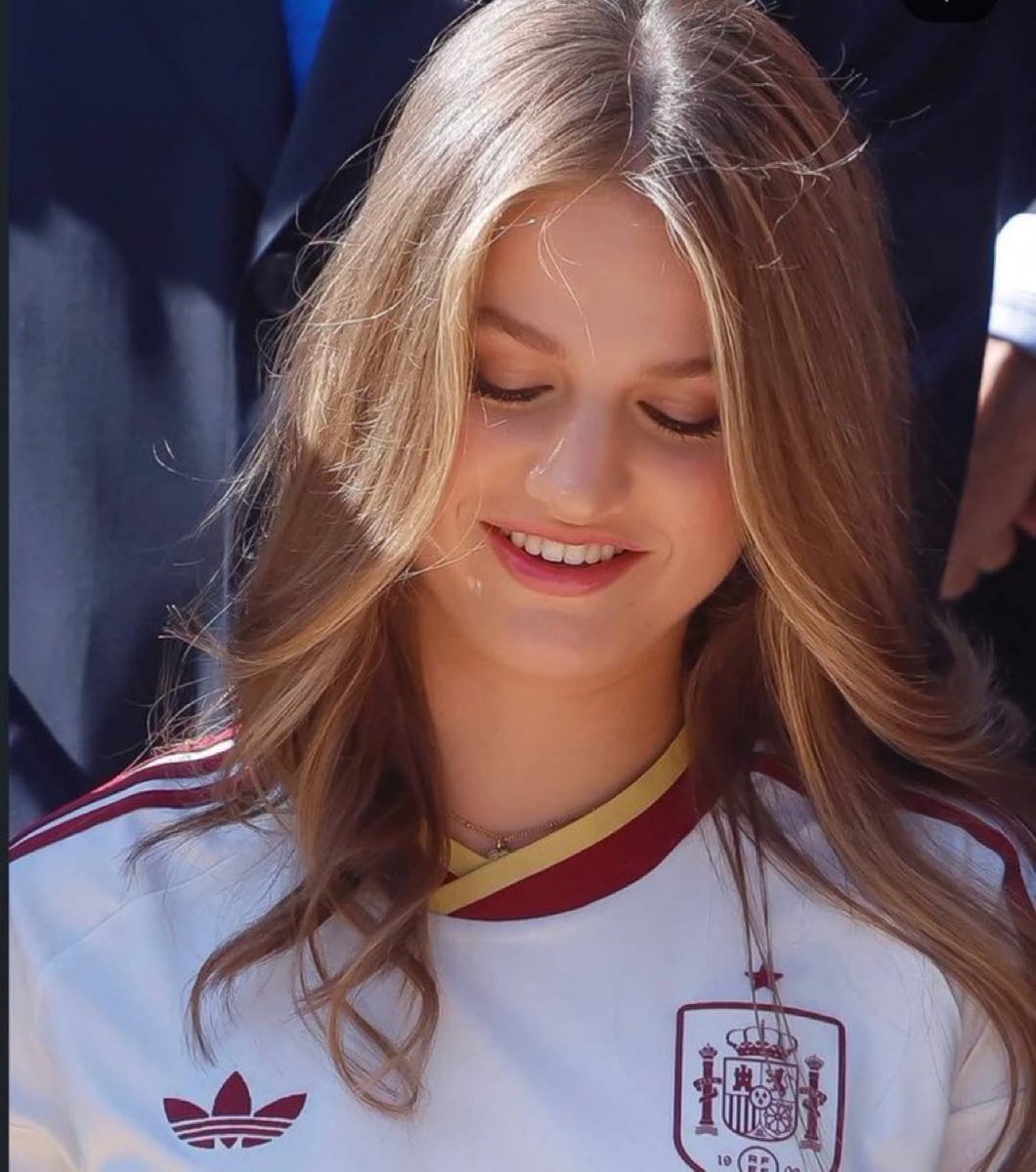 Leonor_Asurias's tweet photo. Os quiero a todos y cada uno de los que os quiero. Gracias por confiar tanto en mí y en mi familia, los desagraremos, chicos.

#PrincessLeonor https://t.co/8xw4FDWYxB