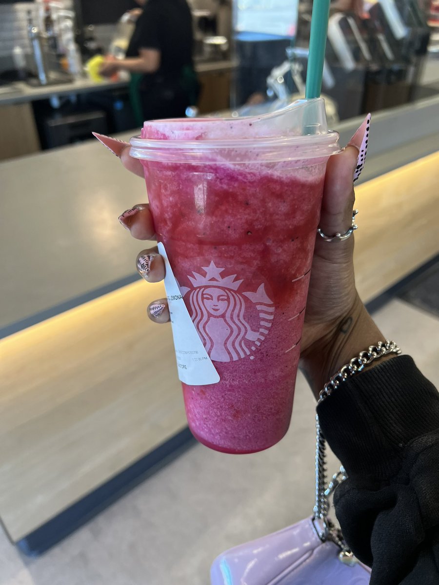 itsmariyahj's tweet photo. I lovee me some Starbucks https://t.co/XM1mJ09cHL