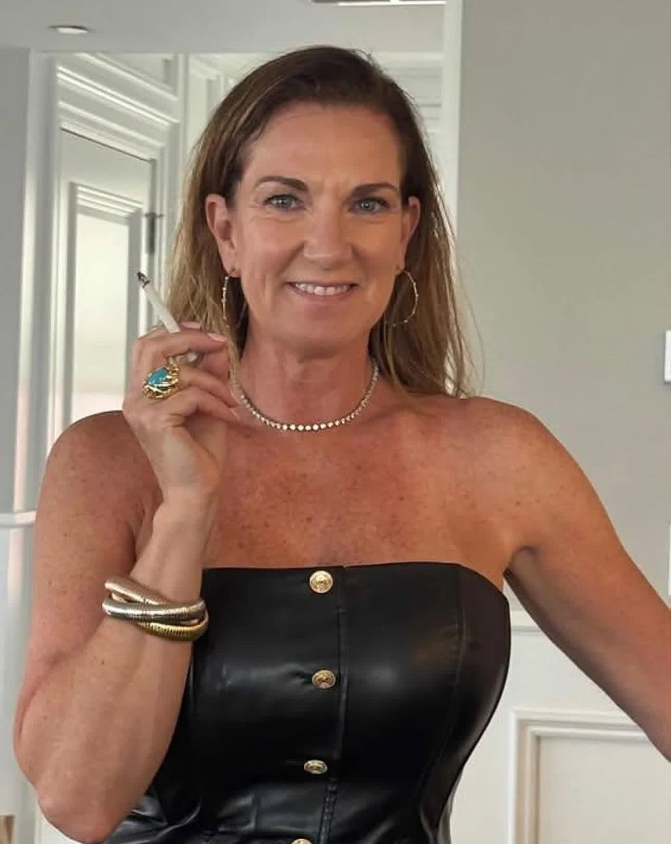 BrianDuBoisGil1's tweet photo. The unbelievable Elizabeth. Sexy Smoking Hotwife. https://t.co/wmtwuTZO6Q