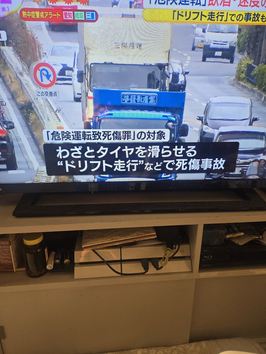 0ZgUm2rrMj14651's tweet photo. 20何年まえは
警察も優しかったけど
外国の方がねー
放置したり車燃やしたり
もめたりがあったからなー
屋台とかあって
たのしかったなー
ねー
たまさん達へ https://t.co/aA9Xa3TaWK