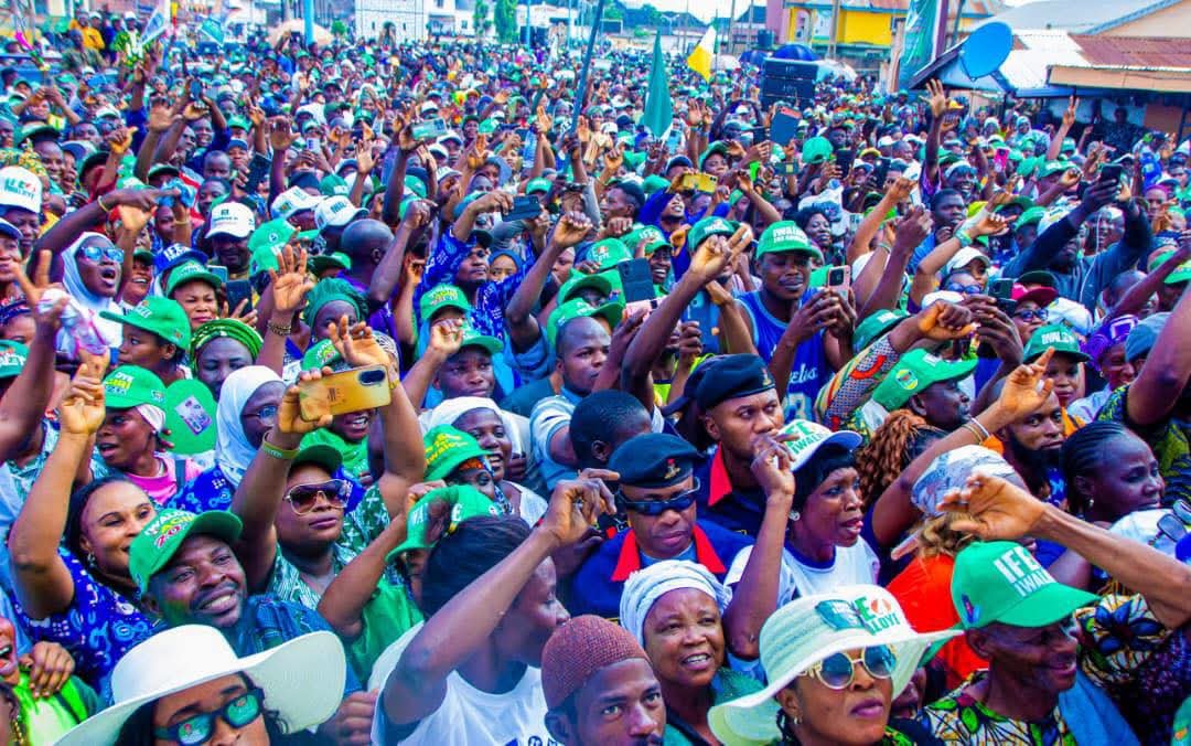 Laurestar's tweet photo. ADC Joy at Ife, Osun state.
Thank you, Ogbeni RAUF AREGBESOLA. You are doing great

Thanks too, Abdulrasheed for the video

We are ADC.....
Lauretta Onochie 
@Laurestar https://t.co/YNNW4feWsv