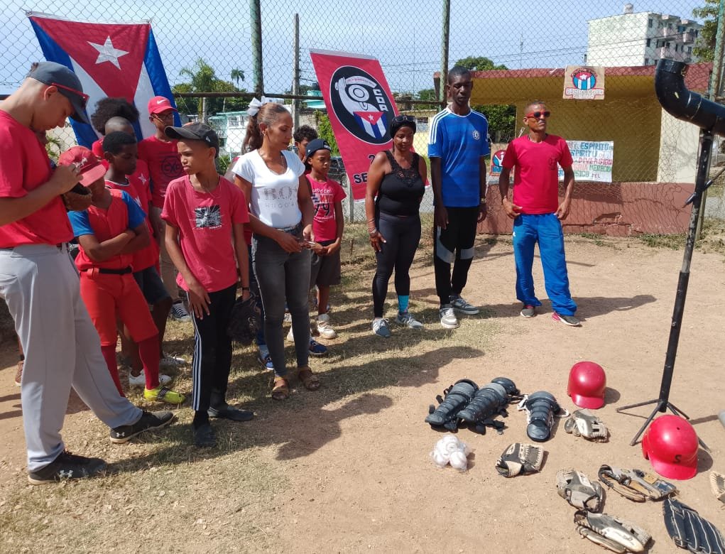 GHNordelo5's tweet photo. Artículos deportivos donados a los #CDRCuba fueron entregados por nuestra organización al proyecto Los Papaloteros, de Santiago de Cuba, en el combinado deportivo "Cuqui Bosch", de esa provincia.
#Cuba #CubaNoSeRinde https://t.co/ecIS9adbrS