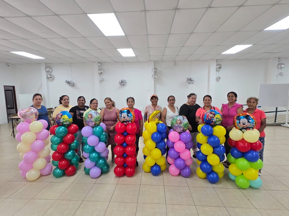 aquilesenlacomu's tweet photo. 🎈 El Municipio de Guayaquil, a través de la Dirección de Vinculación con la Comunidad, realizó un Taller de Decoración con Globos en la Casa Comunal 1 de Agosto, promoviendo el desarrollo de habilidades creativas y nuevas oportunidades de emprendimiento para la comunidad. 💙 https://t.co/9GUKaQTh8E