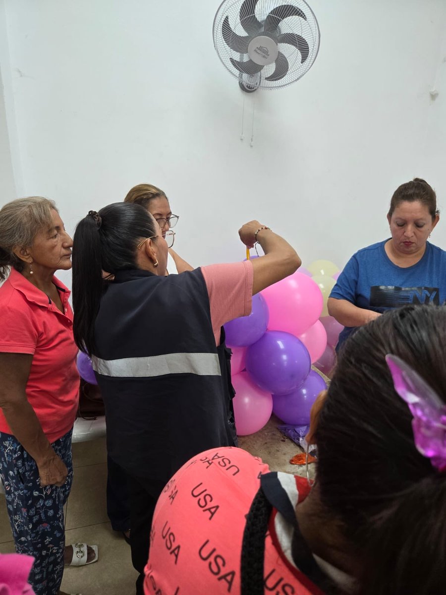 aquilesenlacomu's tweet photo. 🎈 El Municipio de Guayaquil, a través de la Dirección de Vinculación con la Comunidad, realizó un Taller de Decoración con Globos en la Casa Comunal 1 de Agosto, promoviendo el desarrollo de habilidades creativas y nuevas oportunidades de emprendimiento para la comunidad. 💙 https://t.co/9GUKaQTh8E