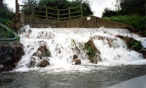EnvAgencyMids's tweet photo. The River Severn may look like it has healthy summer flows, but this is down to the work we are doing behind the scene.

Our Shropshire Groundwater Scheme is contributing around 80 Olympic-sized swimming pools of water a day 😲 

Read more: https://t.co/lRW3lRE3sQ https://t.co/n4z9RATB26