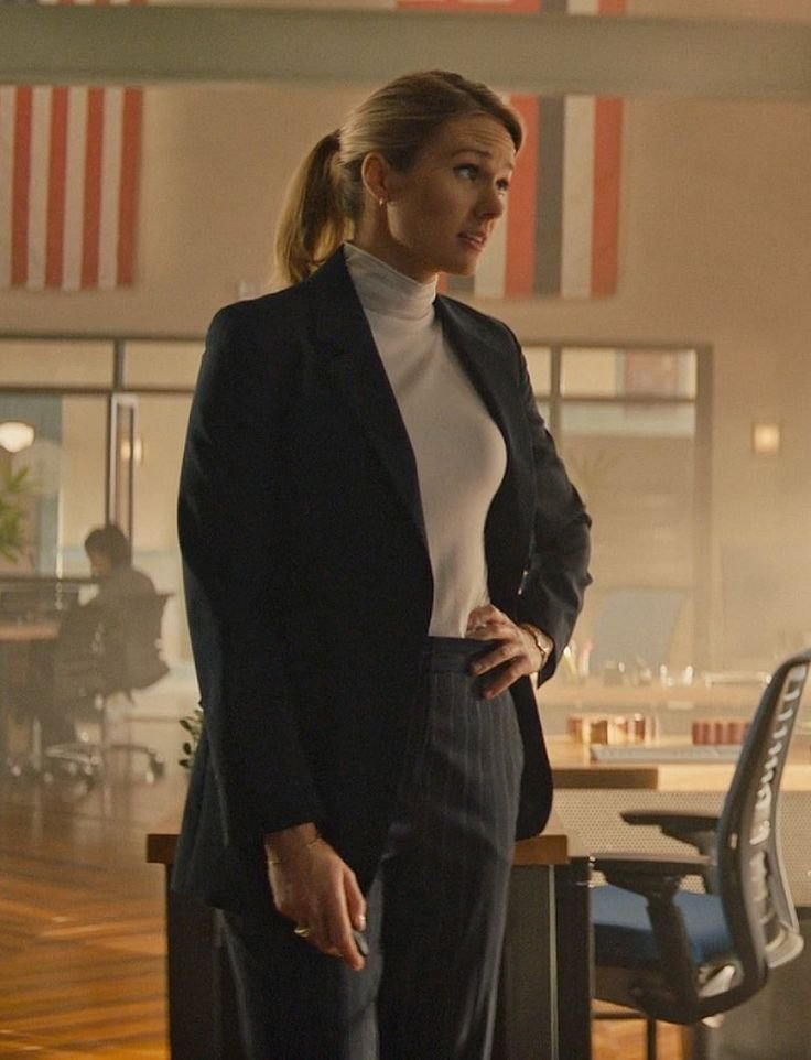 shannon_hausen's tweet photo. No one wears a turtleneck better than Kate Whistler she always looks fantastic🔥#ChangingTides #SaveNCISHawaii #NCISHawaii https://t.co/XTIfuJgp9D