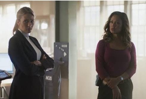 shannon_hausen's tweet photo. No one wears a turtleneck better than Kate Whistler she always looks fantastic🔥#ChangingTides #SaveNCISHawaii #NCISHawaii https://t.co/XTIfuJgp9D