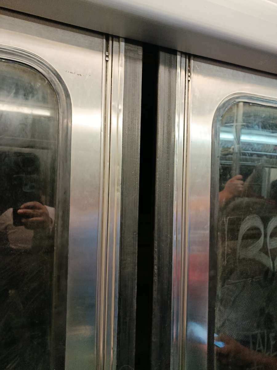 Grace871205's tweet photo. @MetroCDMX Anden 1769.
La puerta se abre 
El metro estuvo frenando muy fuerte, provocando accidentes entre los usuarios. https://t.co/m3sRaouAfi