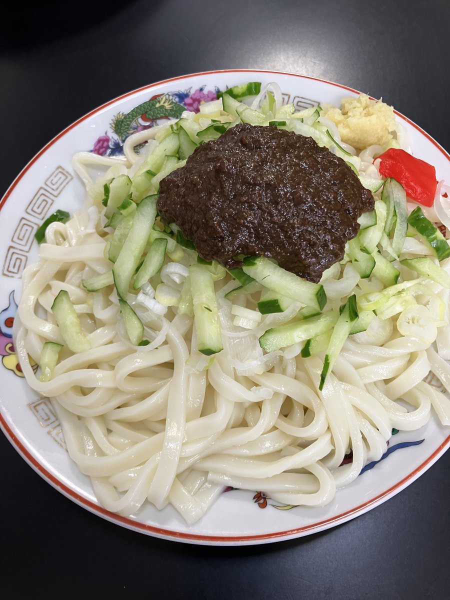mick9855's tweet photo. 盛岡　白龍

盛岡三大麺の一つ「じゃじゃ麺」の名店

かの吉永小百合さんもJRのCM撮影で訪れた伝説が残る

先代が旧満州で食した味にこだわって作り続けた秘伝の味噌、胡瓜、紅生姜、おろし生姜等の薬味がのった平打ちうどんのような麺

ここまで来ないと食べられない味わいは唯一無二の感動ものでした https://t.co/KcGsaI310f