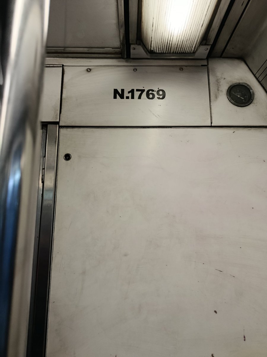 Grace871205's tweet photo. @MetroCDMX Anden 1769.
La puerta se abre 
El metro estuvo frenando muy fuerte, provocando accidentes entre los usuarios. https://t.co/m3sRaouAfi
