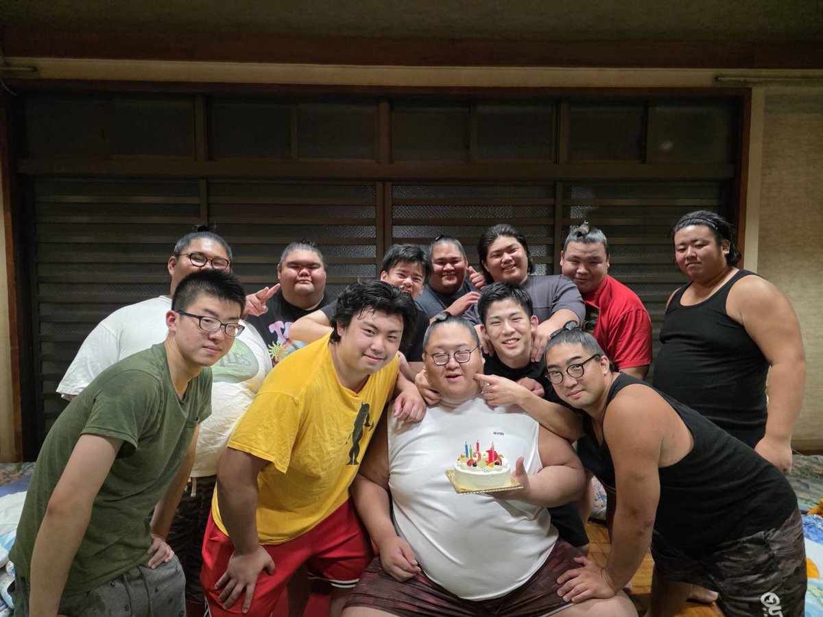 oshimabeya's tweet photo. そして昨日は旭天道21歳の誕生日🥳
旭天道も伸び代ありまくりの力士です
網膜剥離での全休はありましたが、それを除けば4場所連続勝ち越しを決めています❤️‍🔥
年内での幕下昇進を目標に！
お誕生日おめでとう🎂 https://t.co/31tETxhyLN