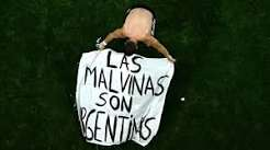 icardo8's tweet photo. Si las opciones eran poner la bandera de "Las Malvinas son Argentinas" o la copa del mundo, elijo toda la vida la bandera y que todo el mundo esté hablando de eso. La estrella y la copa que se la metan en culo. https://t.co/gnpn4eZNYA