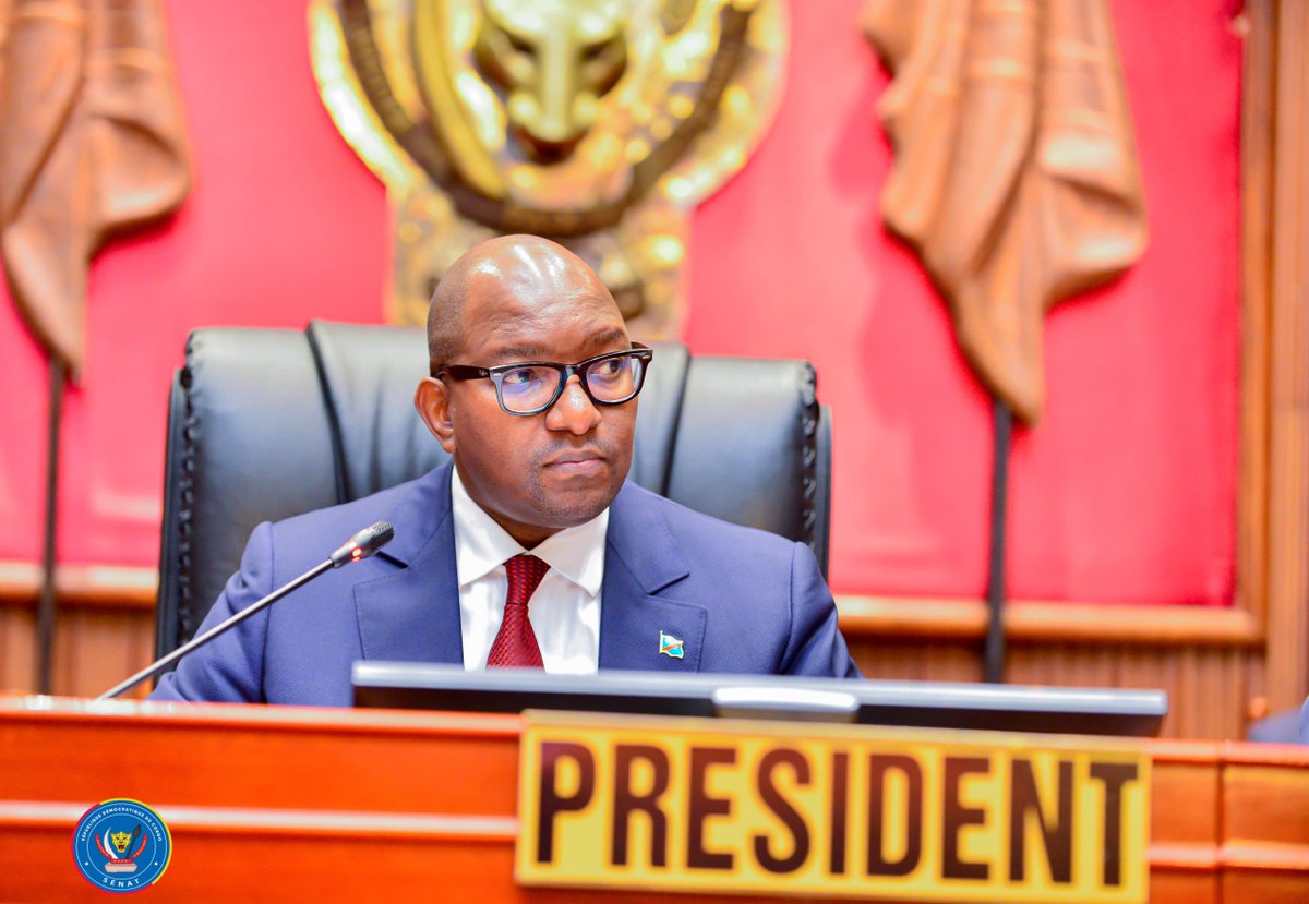 senatrdc's tweet photo. Le Sénat a adopté ce lundi 20 juillet, deux textes majeurs relatifs aux finances publiques et à la recherche scientifique. Il s'agit
du projet de loi des finances rectificative pour l’exercice 2026, voté après que la Commission mixte paritaire Assemblée nationale-Sénat, a  harmonisé les divergences apparues lors du vote de cette loi dans les deux chambres parlementaires
Dès lors, ce texte de loi approuvé en des termes identiques, fixe de nouvelles prévisions budgétaires du  Pouvoir central à 50.886,3 milliards de FC, contre les 54.335,8 milliards prévus dans la loi de finances initiale. Soit une diminution de 6,4%. 
Par ailleurs, les recettes sont constituées du Budget général (45.420,8 Mds FC), des budgets annexes (892,1 Mds) et des comptes spéciaux (4.553,4 Mds). 
Quant aux dépenses, il importe de souligner que la baisse affecte aussi bien les équipements (-55,4%) que la dette publique en capital (-2,4%).
Par contre, les frais financiers enregistrent une hausse de plus de 27,1%. Il en est de même pour les prestations et transferts qui, respectivement, enregistrent une hausse de plus de 18,3% et de plus de 4,1%.