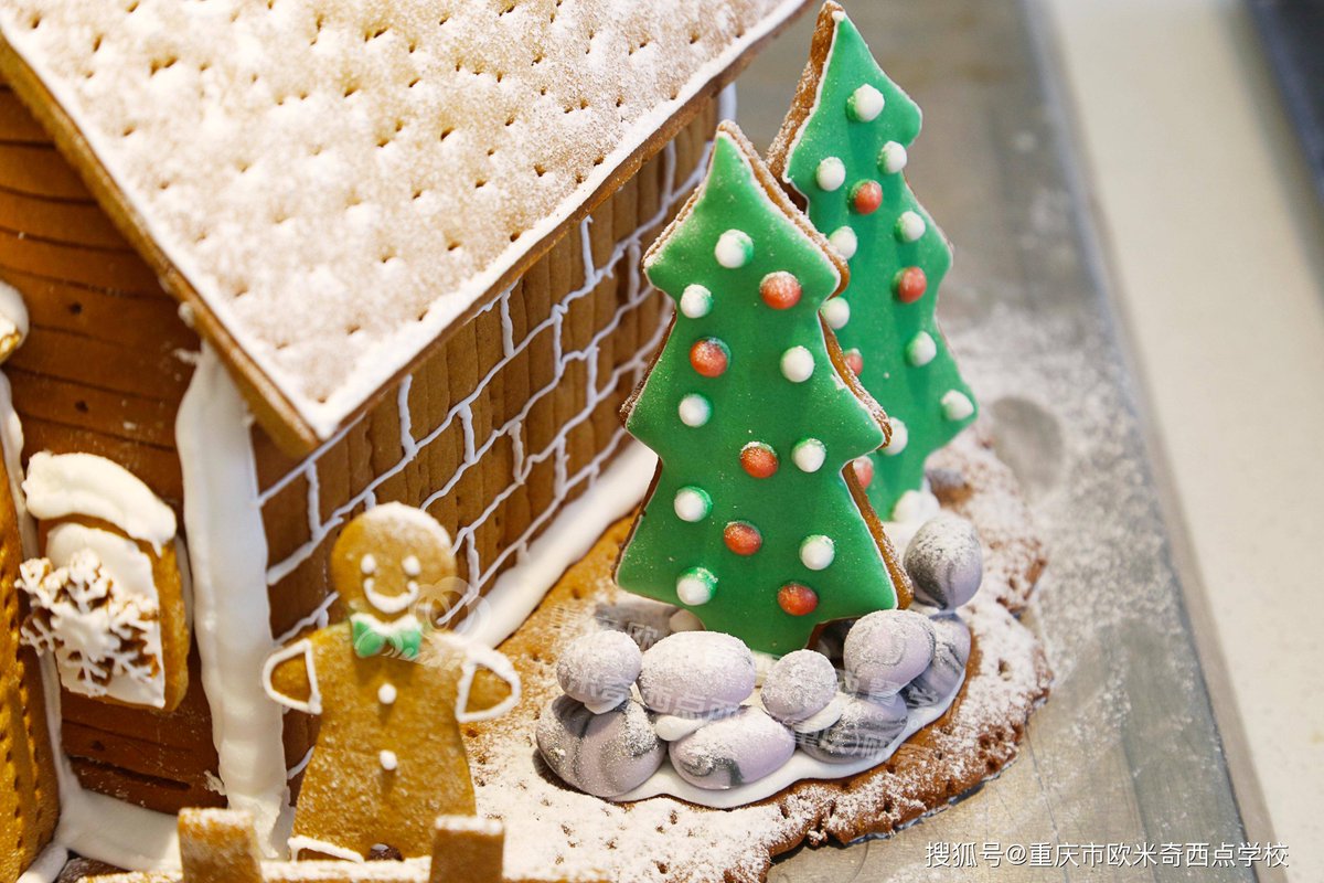 jjong_cut's tweet photo. Today’s small win: finishing my annual gingerbread house on Christmas Eve, even if it’s a lopsided one! https://t.co/dMHq9A6dtv