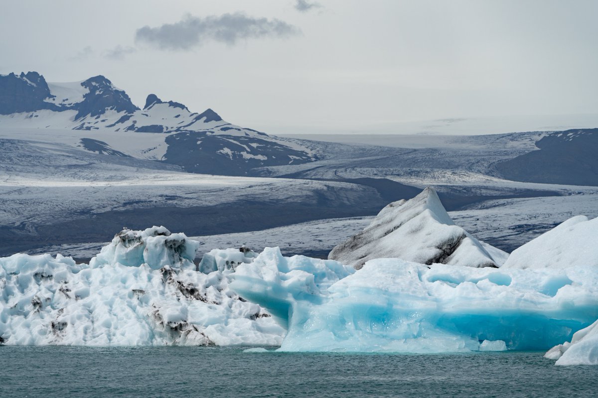 Japan_Zurich's tweet photo. 【スイス生活751日目】
Iceland 2
アイスランドと言えばの氷河🏔️
正直もう夏だしとそんなに期待しないで氷河湖に行ったのですが、めちゃくちゃ浮いてて驚きでした。青い！
近くにはこれらが海に漂着するダイヤモンドビーチもあります💎

#海外生活 #海外赴任 #アイスランド https://t.co/FdORFbXoZy