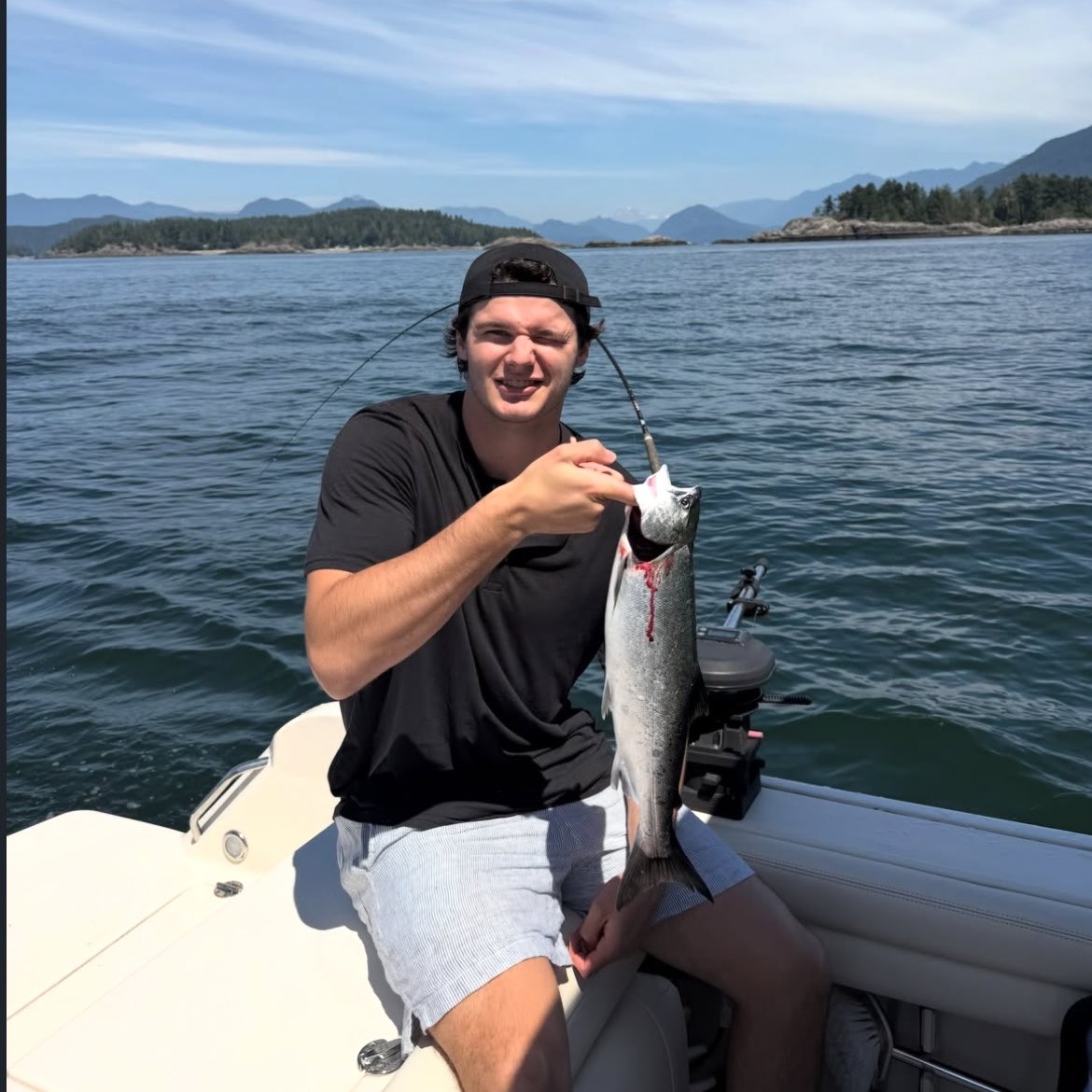 BRINIRRY's tweet photo. when you have a fish and a misa https://t.co/QnhFZit39p