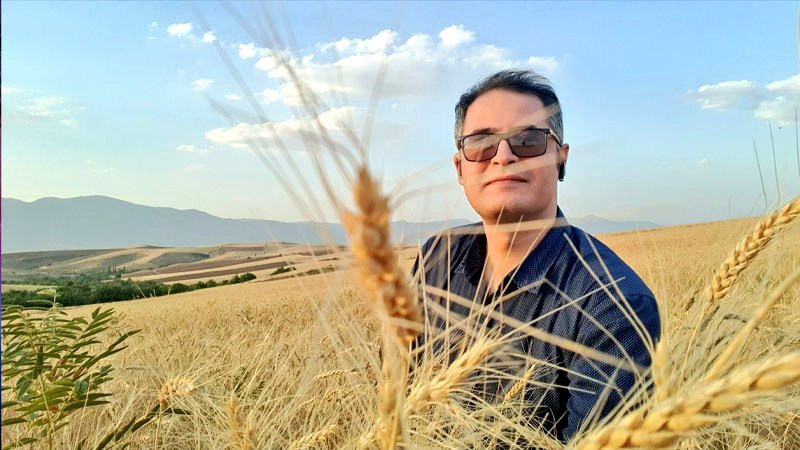 Parhamkingspm's tweet photo. متاسفانه جمهوری اسلامی محمدعلی جنت‌خواه دوست رو بازداشت کرده، اخیرا هم سیم‌کارت او قطع شده بود، جرم محمدعلی (آرمین) فقط انتشار کتاب و تحلیل سیاسی هستش، هیچکس نباید به دلیل نوشتن، توسط حکومت بازداشت و با قوه‌ی قهریه رو به رو بشه، روزهای سختی در ایران داره میگذره.
#زندانیان_سیاسی https://t.co/2r4gXOPXWJ