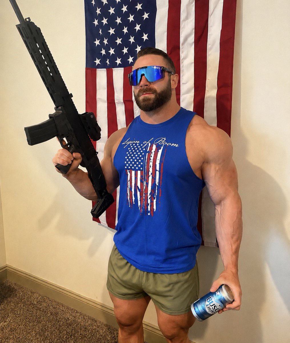 BurgerBoss00's tweet photo. #gun #us #glasses #silkies #muscle #neck #beard #drink https://t.co/0Ua8V16Hmw