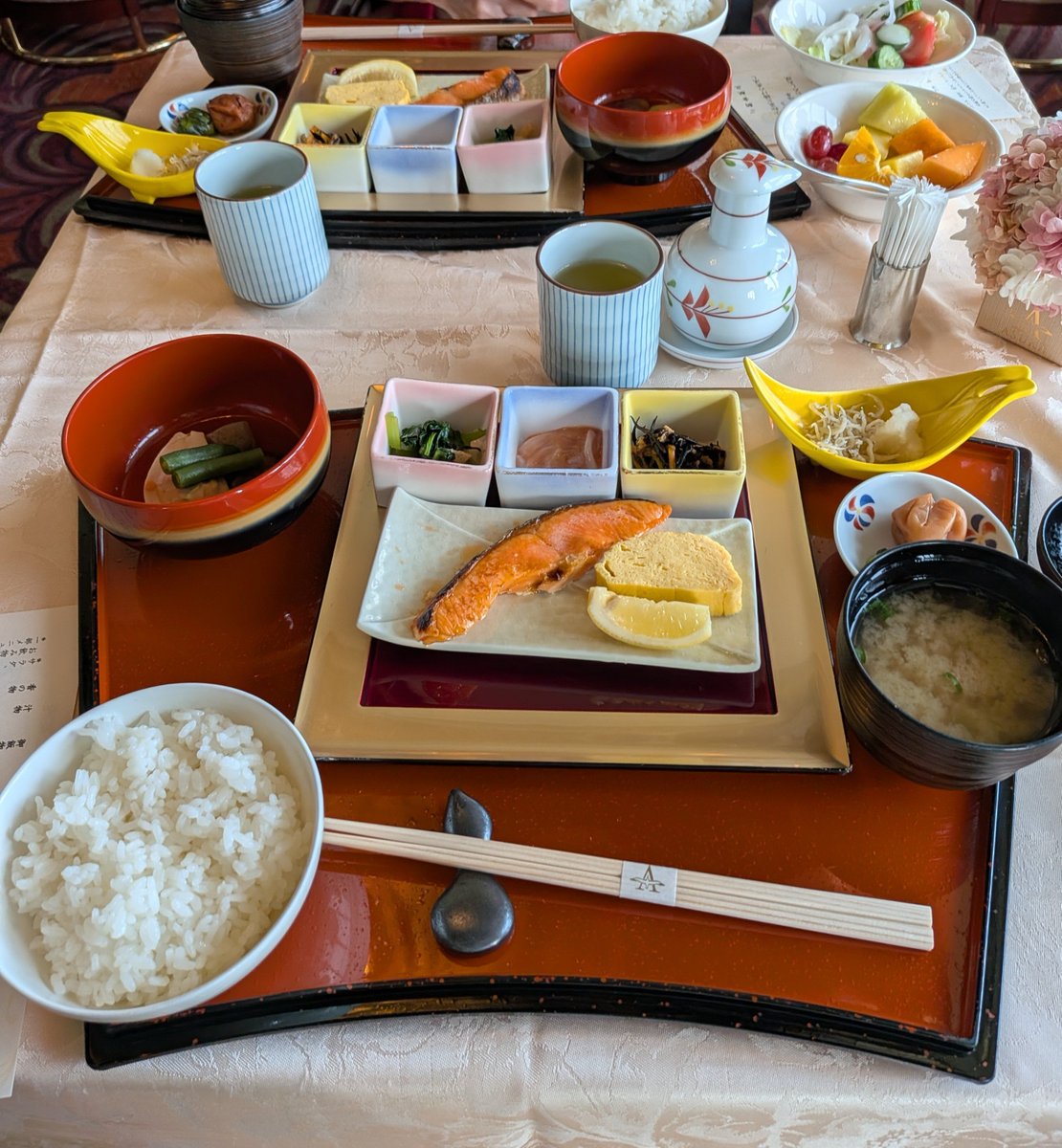 8macchaparfait's tweet photo. 朝食は和食かビュッフェ選べて（どっちも行くことができる）和食に。お出汁が効いていて美味しい。庶民が「フアァ」ってなったのがちょっとラウンジに行って座るとすぐに飲物のオーダーを聞きに来てくださること。2泊とはいえ船も広くイベントもたくさんあるので結構動き回る。#飛鳥II https://t.co/MTAKOGS4HZ