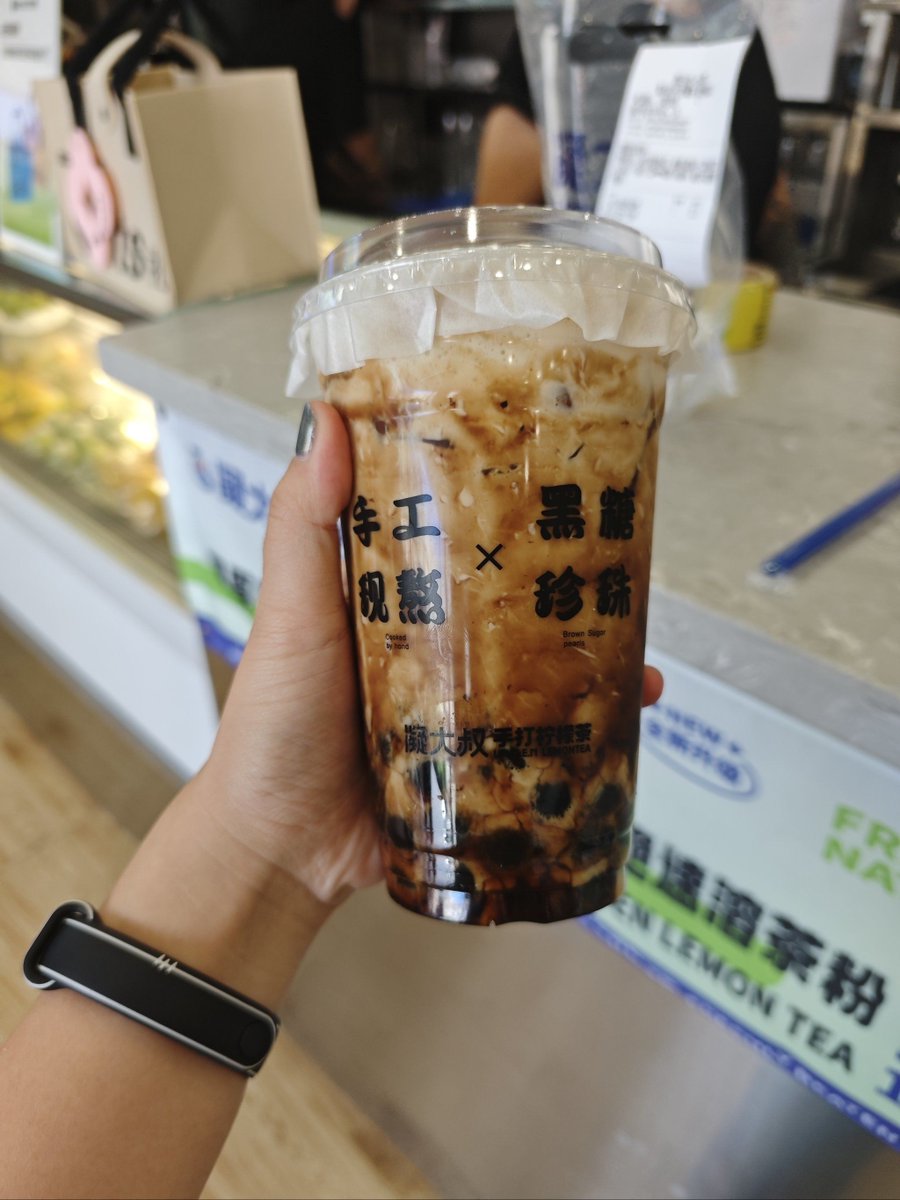 YRceramic's tweet photo. Craving warm Taiwanese bubble tea Just grabbed a cup with chewy pearls from the street stall around the corner—perfect sweet treat for a cool afternoon!， https://t.co/suTfCfKQ7S