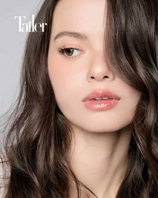 engagementbecky's tweet photo. A escolha pela Becky, se deve à sua trajetória de destaque no cenário internacional que acompanhamos ao longo dos anos. 

Ela é uma atriz, cantora, modelo e empresária, que conquistou reconhecimento mundial por seu trabalho em séries do gênero Girls' Love (GL) e ampliou sua projeção global com a série Girl from Nowhere: The Reset, da Netflix, atuação que lhe rendeu o prêmio de Estrela em Ascensão do Ano no Global OTT Awards de 2026.

Além do sucesso na atuação, Becky também é referência na moda, integrando a prestigiada lista BoF 500, que reúne as pessoas mais influentes da indústria da moda mundial. 

Se destaca ainda com seu empreendedorismo, à frente da Becky Entertainment, consolidando sua influência e tornando-a uma escolha que representa talento, relevância internacional e inovação.

BECKY TATLERxJAI AT PARAGON
#TatlerGenT2026 #TatlerGenTxJAI #TatlerThailand #JAIbyOneSiam
#beckysangels #BeckyArmstrong