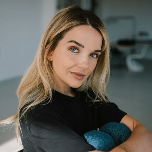 twitchspion's tweet photo. Marvin Wildhage hat in seinem neuesten Video eine fiktive Krankheit erfunden und  Medfluencer angefragt, ob sie dafür Awareness schaffen würden.

>> Alina Walbrun, eine angehende Ärztin mit abgeschlossenem Medizinstudium, hat diese Kampagne tatsächlich beworben. 

Konsequenz: