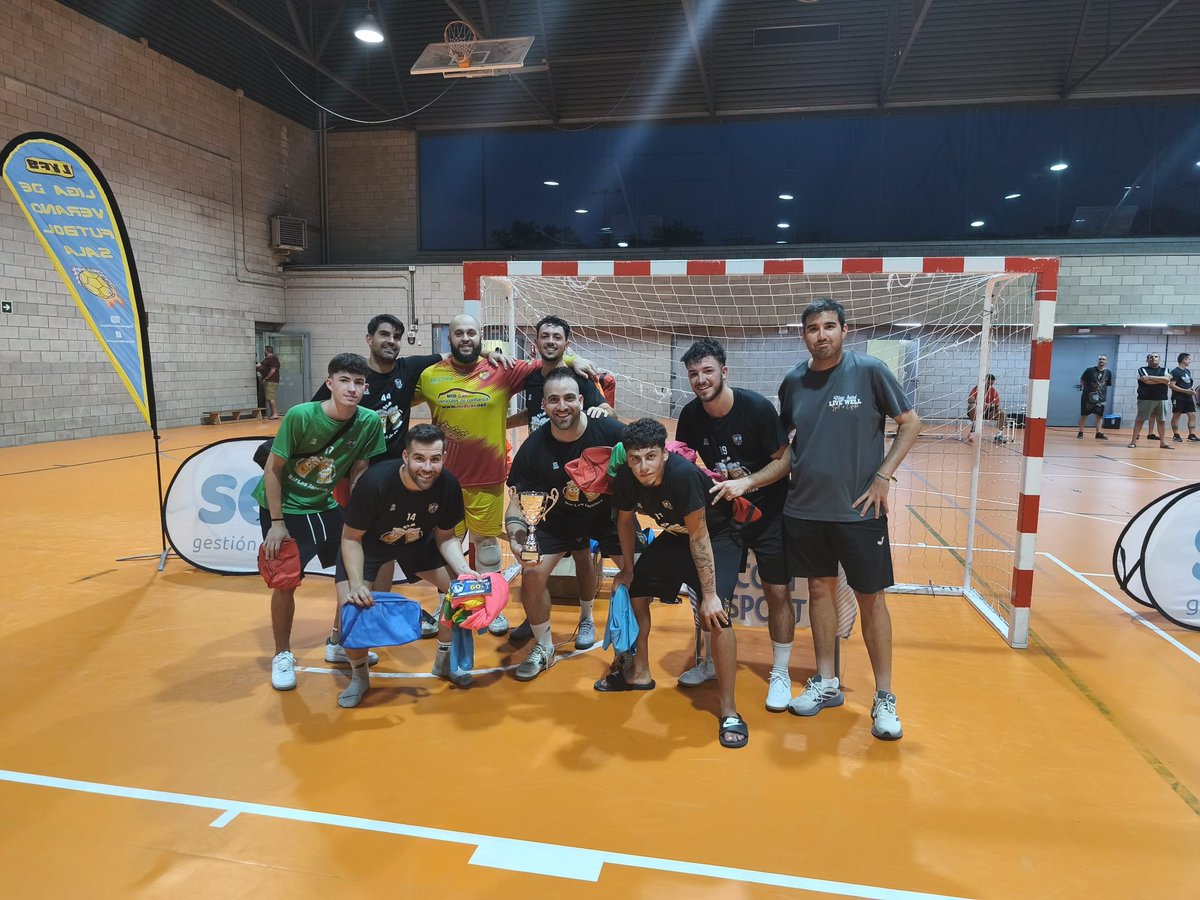 futsaldeverano's tweet photo. LIGA DE VERANO FUTBOL SALA ALCORCÓN🏆
🥇 Palomitas FS @Riveroedifica
🥈 YupiJumpy FC
🥉🥉Viejas Glorias y Rozas United
Premio a la deportividad : All Stars
Equipo participante : La Goma
#GoLvfs⚽ https://t.co/dSIi8TqseY