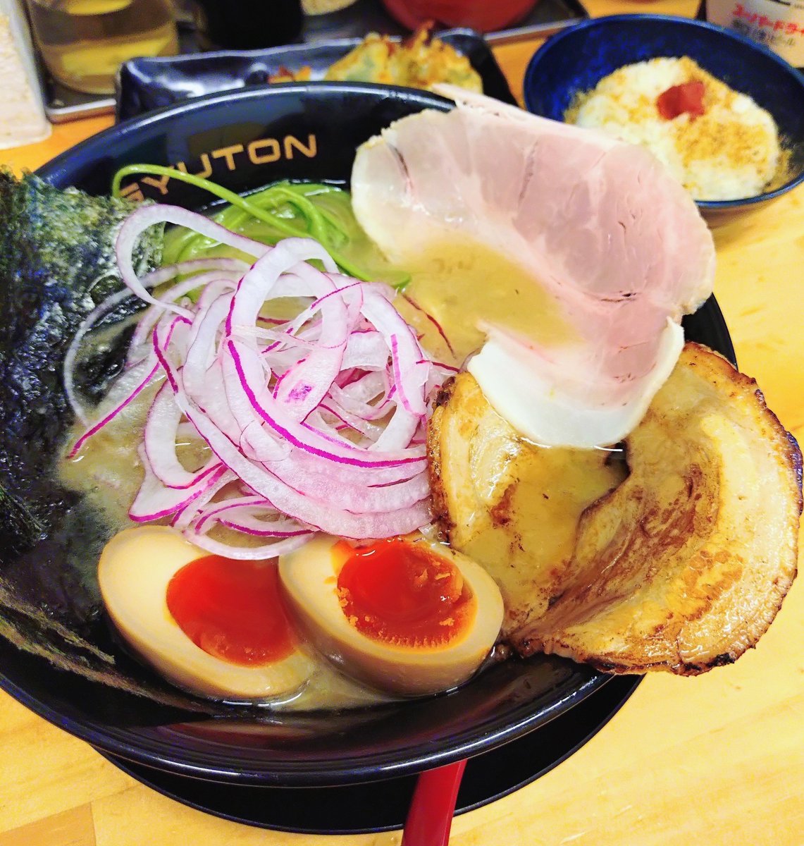 toshibotan's tweet photo. 『GYUTON 聖蹟桜ヶ丘』🍜124
牛豚骨醤油特製ラーメン　ダイブ飯

店名の通り牛と豚の豚骨スープ🍜
紫玉ねぎ🧅との相性抜群⤴️
麺と絡ませたりスープに浸してそのまま食べたりどちらも美味😍👍🏻
特製はロースとバラの２種から２枚選べます👌🏻
残りのスープにご飯ドボンは至福😍
激旨でご馳走様でした🙏🏻 https://t.co/dKQjHTiggb