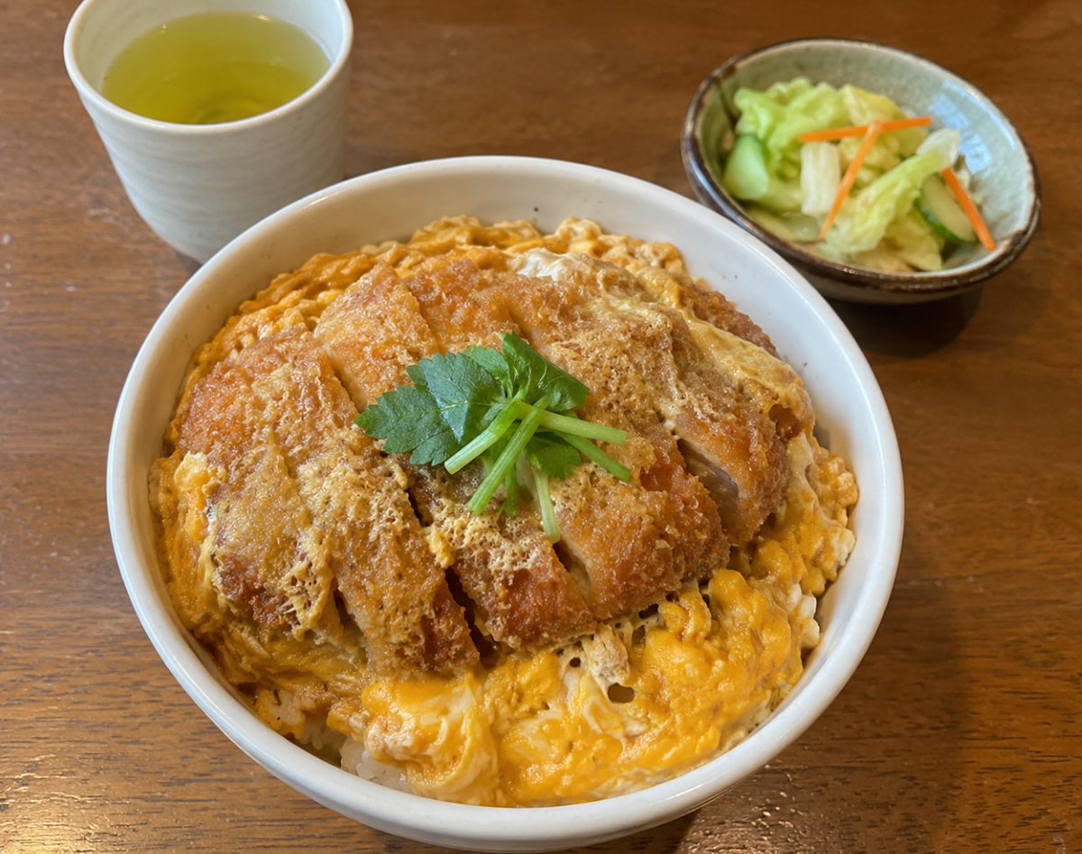 かつ丼と貧乳 tweet media