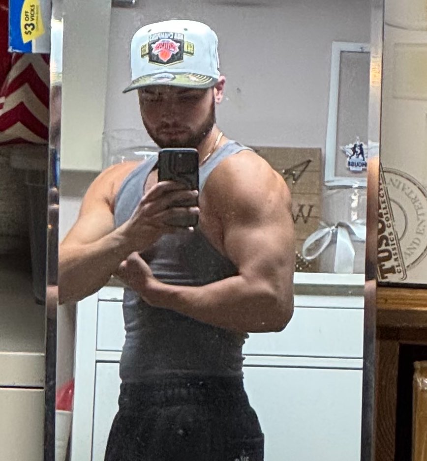 Zach_715's tweet photo. @DeanTTraining 154 and I’d probably have to drop another 10 pounds to achieve my desired midsection look https://t.co/E5ObUHHVL7