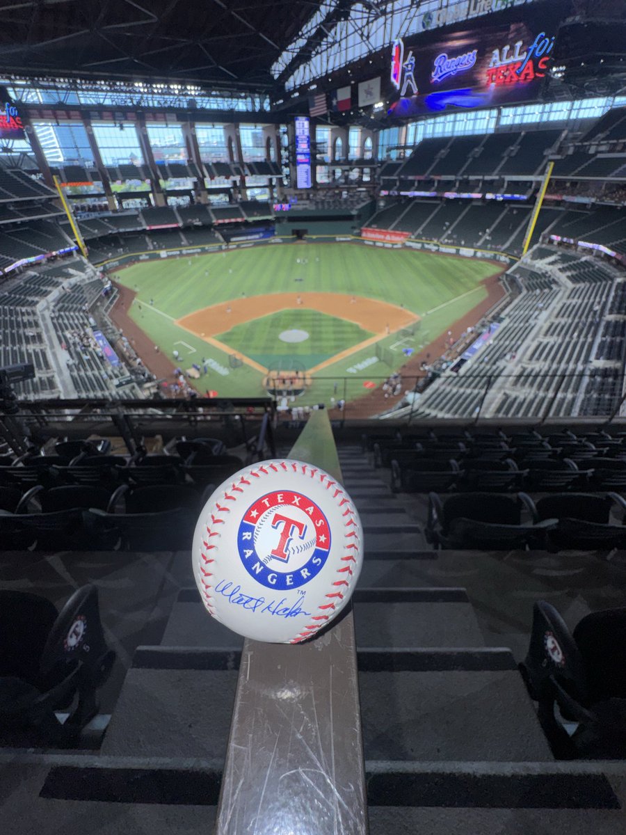 TexasAstro's tweet photo. Giveaway!! ⚾️🇺🇸🚨: 
Enter “Go Rangers!!” In the comments below 👇 to enter the giveaway of this Texas @Rangers logo autographed baseball ⚾️ !
Enter before midnight Texas time ! https://t.co/4qtV50OqVc