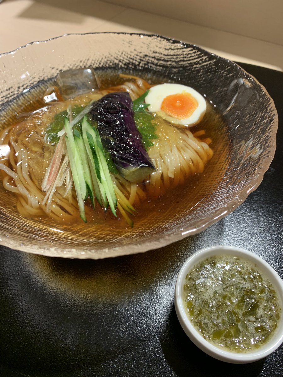 ura_aoki's tweet photo. 本日(22日)のお品書き

限定20食
すだちと昆布の雫

鰹と煮干しの冷たいスープ。
ツルモチの自家製麺がよく合います。
茄子の揚げ浸しにすだちジュレ。
茗荷やきゅうりでさっぱり。
細かく砕いた昆布をあとから投入すると、コリコリととろみで新食感のらーめんに🍜❄️
暑い日にぴったりです。是非‼️ https://t.co/jQkE7s13SF