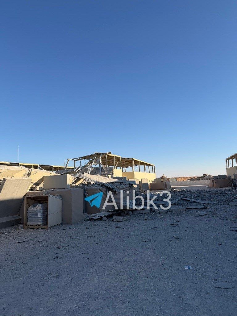 ConflictRadarME's tweet photo. 🚨 DAMAGE AT US TOWER 22 IN JORDAN: Footage reveals the extent of structural damage at the housing units of the U.S. military's Tower 22 base in Jordan following a direct strike attributed to Iranian-backed drone and missile attacks. 🇯🇴💥🇺🇸⚠️ #Tower22 #Jordan #USMilitary #MiddleEast #BreakingNews