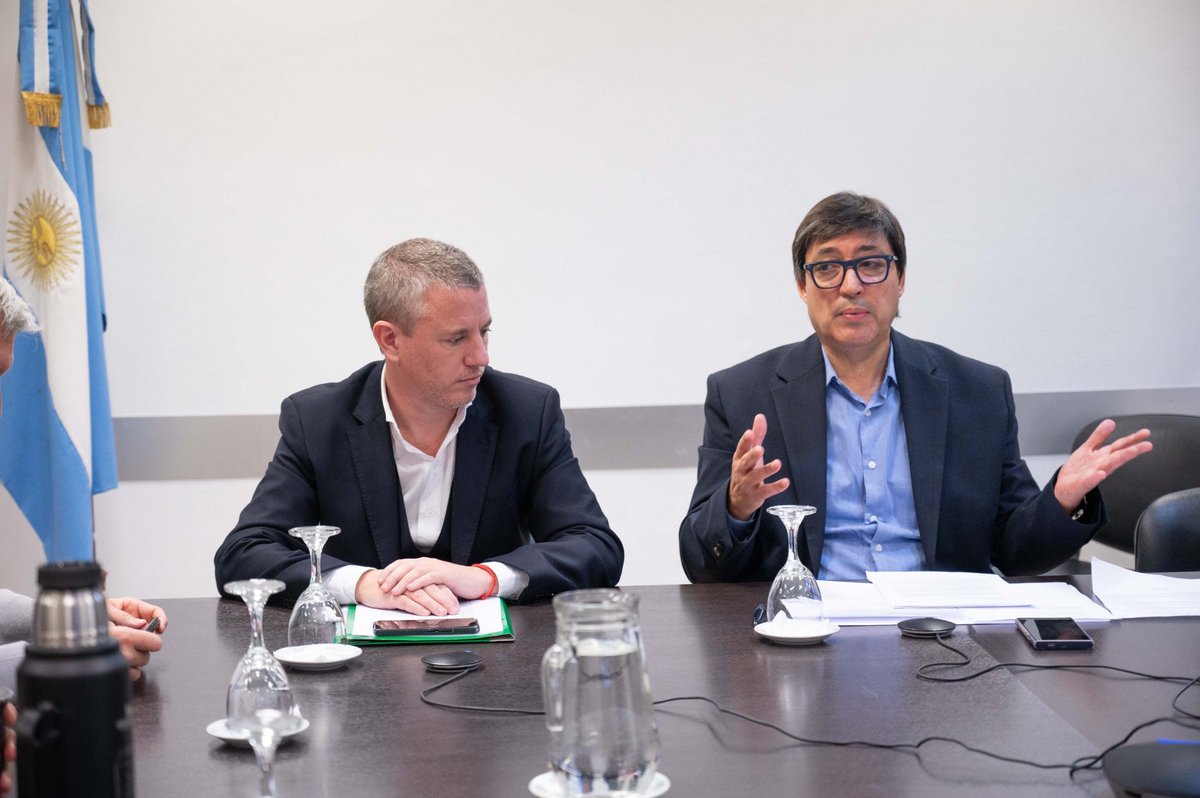 MartelliFede's tweet photo. 🌱Las PyMEs son protagonistas del desarrollo, la producción y el empleo en nuestra provincia. 

Por eso, participamos en la Comisión de Producción y Comercio de la Cámara de Diputados de la Provincia de Buenos Aires para defender al sector de los biocombustibles ✔️

Gracias a la invitación del Diputado Alejandro Acerbo @AlejandroAcerbo, pude exponer el grave riesgo que corren las pymes elaboradoras de biodiesel ante el proyecto de Ley de Biocombustibles que presentó la Senadora Bullrich.

Hoy la Provincia de Buenos Aires elabora el 35% de todo el biodiesel que se utiliza en Argentina y de aprobarse la ley presentada por el oficialismo ese porcentaje pasaría a cero, ya que condena a la quiebra a todas las pymes del sector y concentra el negocio en 6 multinacionales de Santa Fé. 

Por ello es fundamental que la Legislatura se manifieste en oposición al proyecto y defienda el trabajo de los bonaerenses.