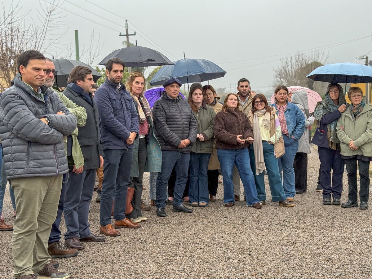 adeladubra's tweet photo. En Sarandí Grande, el intendente  @PajaroEnciso, alcalde @Maxi_Ripoll y el director de Descentralización de la @oppuruguay, José Manuel Arenas y vecinos inauguraron la pavimentación en el Barrio 12 de Octubre y la plazoleta Paul Harris de Sarandí Grande. https://t.co/wleyFG2eVD