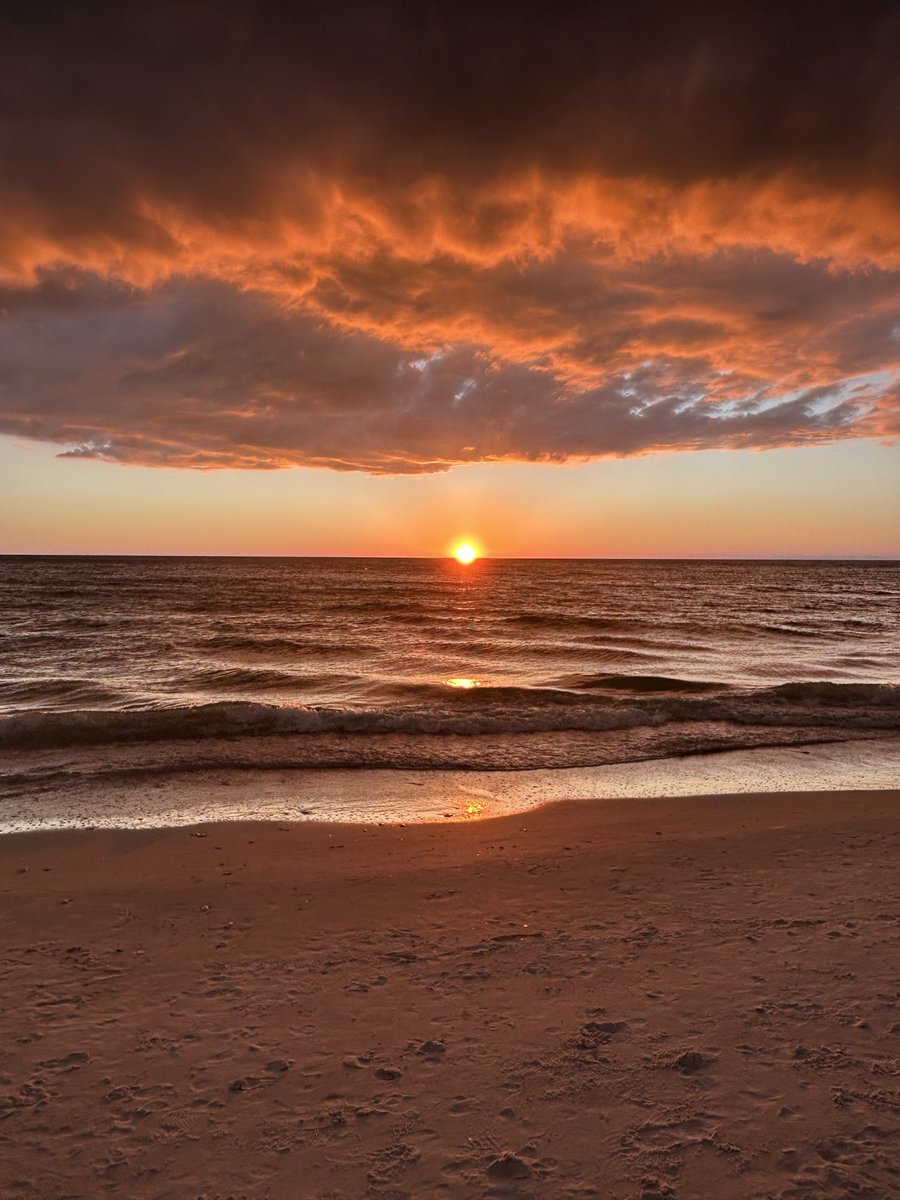 sherrie84's tweet photo. @dustinkittle Sunset Beach 🩵 https://t.co/H8w58lFW9S