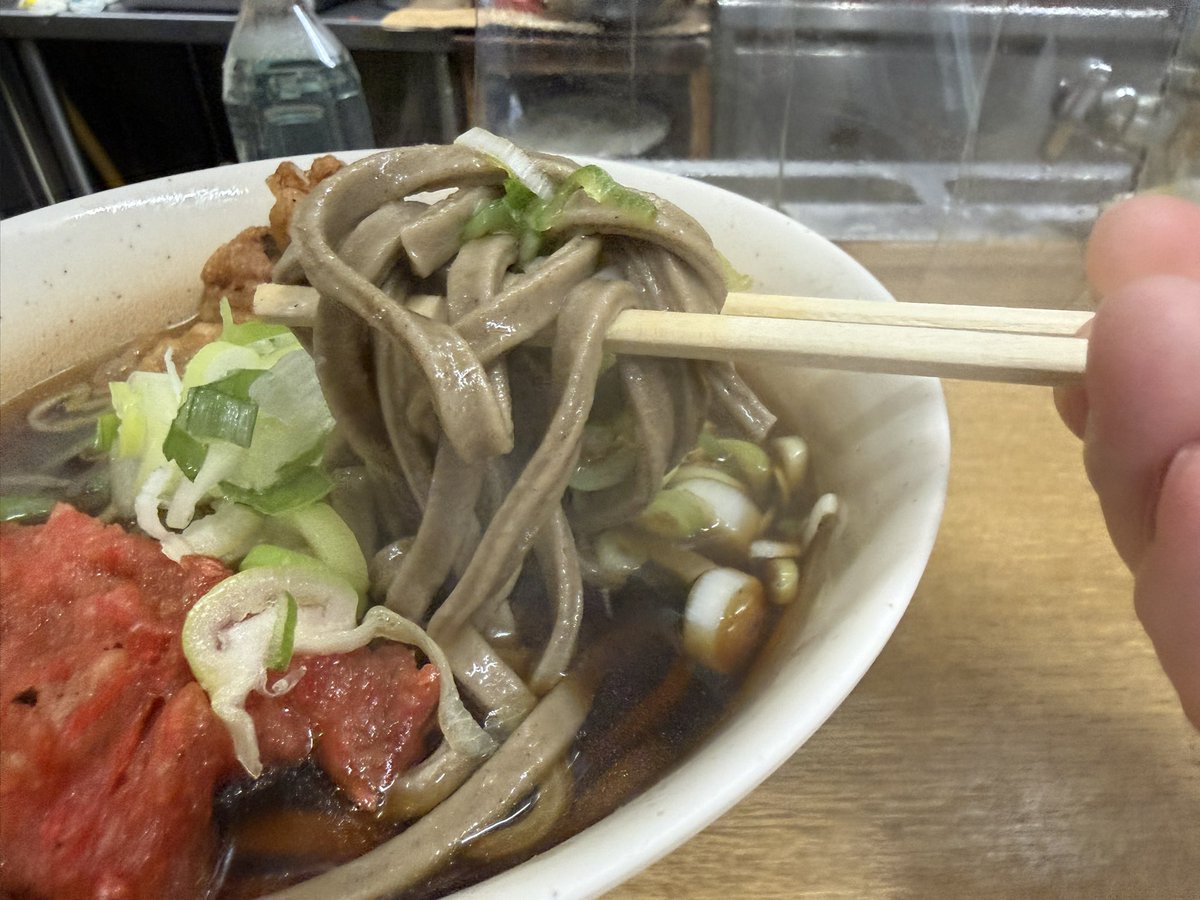 yamma_jp's tweet photo. 太蕎麦+ゲソ天+ハーフ紅生姜天

#一由そば
#立ち食いそば
#路麺 https://t.co/Zn0BwcPKjl