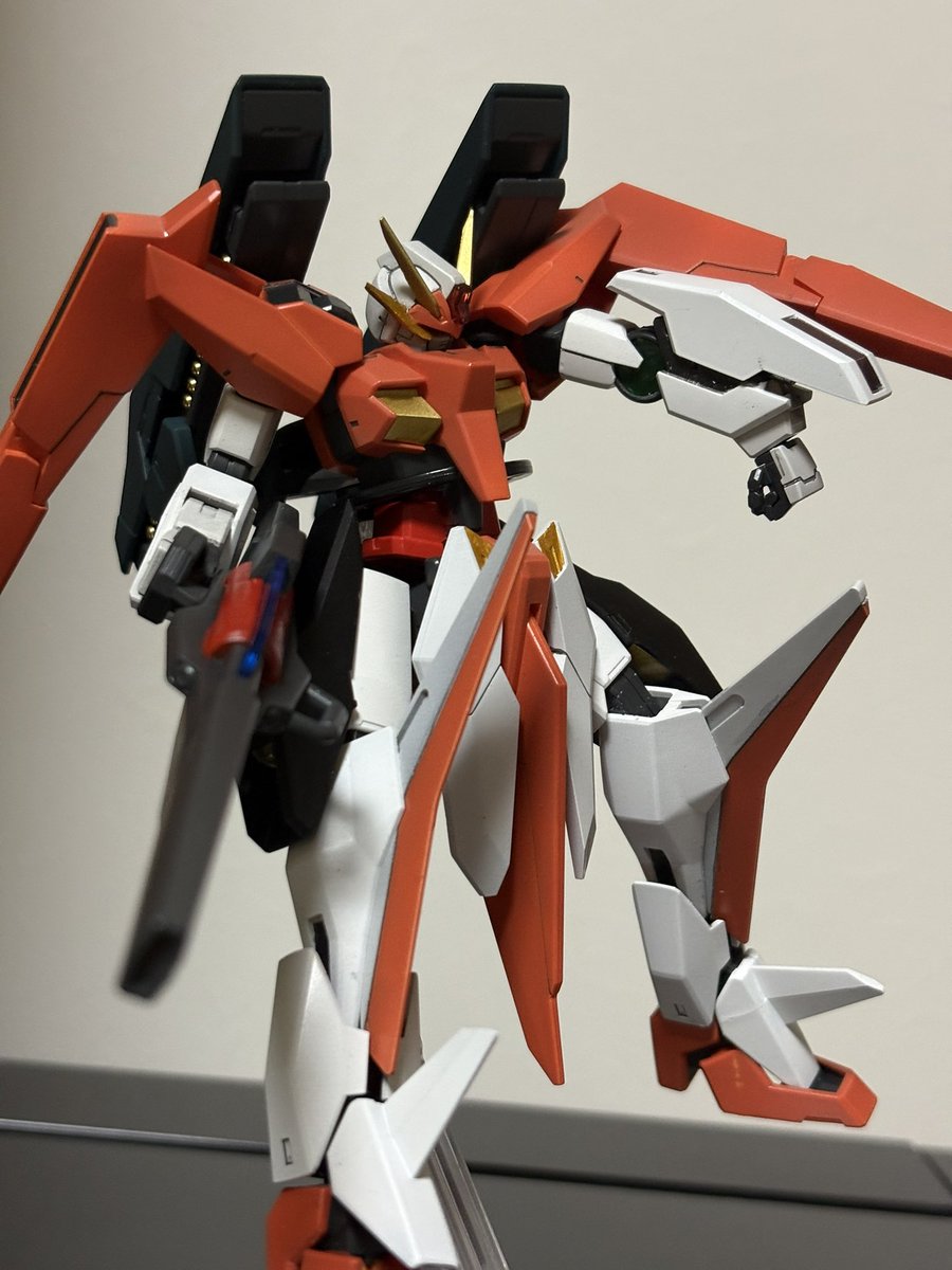 LABOnoLABO's tweet photo. まずはアリオスガンダムの方から。
かなり大ぶりなGNキャノンや、腕部GNサブマシンガンやGNHWの展開ギミックなど細かい点まで再現されていてとてもいいキットでした。
おまけでGNツインビームライフルもついてくるのも嬉しいですね。(分かりにくいですが画像4枚目はそれを装備しています)
(2/6) https://t.co/aQLxRPIMUO