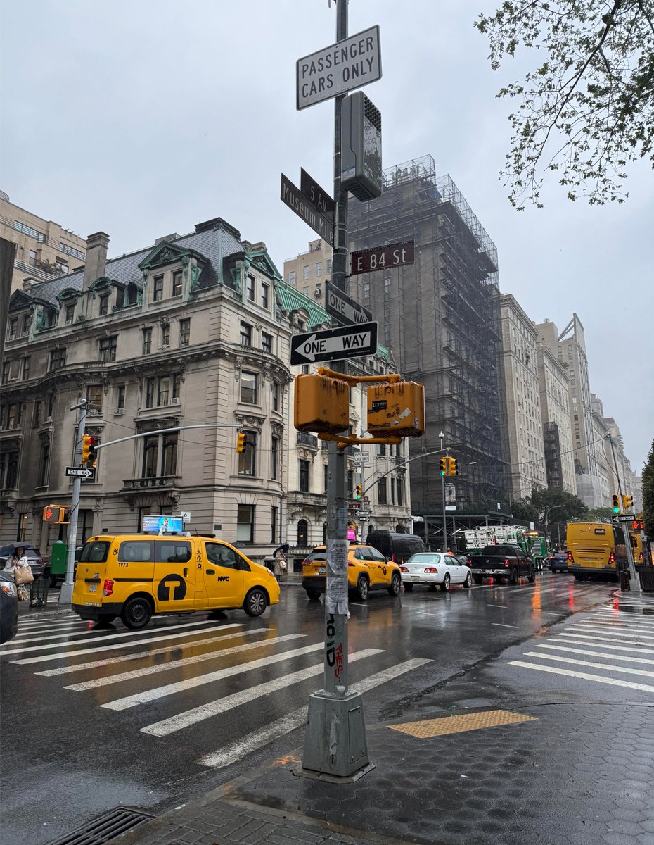 ZoeSnippets's tweet photo. Grey buildings, grey skies. The failed deal this afternoon became the darkest memory of my day. Life is always a bit heavier than the movies.😔 https://t.co/tic8SK1ara