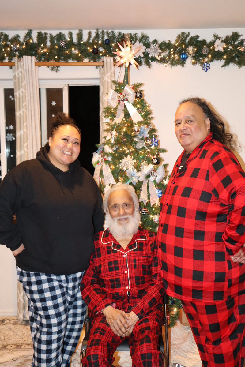 togiv206's tweet photo. christmas ‘25 . thank God we took these photos with papa because who knew this would be our last christmas spent with him. https://t.co/3EBzw7s7Je