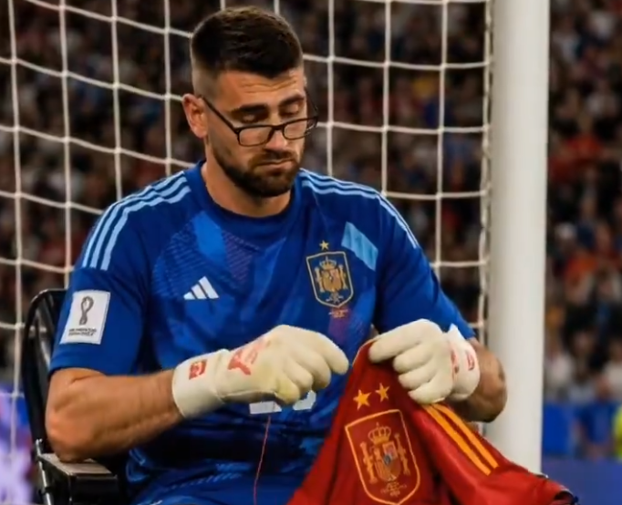 mayorcete's tweet photo. Argentina:
"¡Nosotros tuvimos que jugar con uno menos!"

España:
"Bro. Literalmente nosotros jugamos sin portero." https://t.co/1AcNGlv6WE