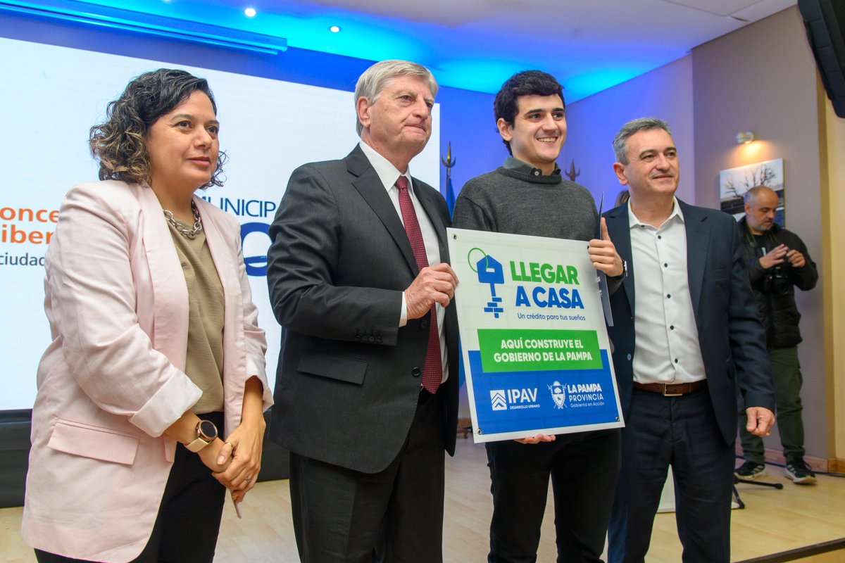 ZiliottoSergio's tweet photo. Toay: cloacas en Lowo Che, nueva cisterna de agua potable, viviendas y créditos.
Obras financiadas con recursos provinciales, sin endeudarnos. 

Estuvimos junto al intendente Ariel Rojas y la comunidad de Toay anunciando dos obras que la ciudad viene esperando hace años: el sistema de desagües cloacales del barrio Lowo Che y una nueva cisterna de agua potable para la ciudad.

Con esta obra terminamos con los pozos ciegos que hoy contaminan las napas y ponen en riesgo la salud de miles de familias en el barrio Lowo Che. Representa una inversión de $20.386 millones, para cubrir más de 650 hectáreas y una nueva planta de tratamiento.

Con la nueva cisterna, de cinco millones de litros serán otros $4.232 millones de inversión, vamos a garantizar entre dos y tres días de reserva de agua potable cuando así se requiera.

También firmamos convenios para nuevas viviendas y entregamos créditos "Llegar a Casa".

Son obras y acciones que financiamos exclusivamente con recursos provinciales y sin endeudarnos.  Menos aún vamos a seguir el camino de endeudarnos para gastos corrientes.

Porque cuando una provincia se endeuda para gastos corrientes, las decisiones deja de tomarlas el gobernador, las toma un funcionario nacional.

En La Pampa seguiremos teniendo independencia económica, seguiremos decidiendo nosotros.

Por eso, algunos no entienden o se callan cuando luchamos por lo que les pertenece a los pampeanos. 

+info 👉 https://t.co/AHsSgcbkRg