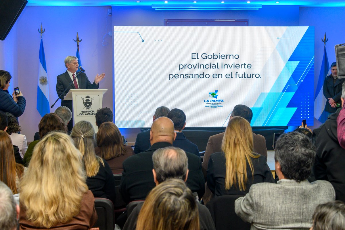 ZiliottoSergio's tweet photo. Toay: cloacas en Lowo Che, nueva cisterna de agua potable, viviendas y créditos.
Obras financiadas con recursos provinciales, sin endeudarnos. 

Estuvimos junto al intendente Ariel Rojas y la comunidad de Toay anunciando dos obras que la ciudad viene esperando hace años: el sistema de desagües cloacales del barrio Lowo Che y una nueva cisterna de agua potable para la ciudad.

Con esta obra terminamos con los pozos ciegos que hoy contaminan las napas y ponen en riesgo la salud de miles de familias en el barrio Lowo Che. Representa una inversión de $20.386 millones, para cubrir más de 650 hectáreas y una nueva planta de tratamiento.

Con la nueva cisterna, de cinco millones de litros serán otros $4.232 millones de inversión, vamos a garantizar entre dos y tres días de reserva de agua potable cuando así se requiera.

También firmamos convenios para nuevas viviendas y entregamos créditos "Llegar a Casa".

Son obras y acciones que financiamos exclusivamente con recursos provinciales y sin endeudarnos.  Menos aún vamos a seguir el camino de endeudarnos para gastos corrientes.

Porque cuando una provincia se endeuda para gastos corrientes, las decisiones deja de tomarlas el gobernador, las toma un funcionario nacional.

En La Pampa seguiremos teniendo independencia económica, seguiremos decidiendo nosotros.

Por eso, algunos no entienden o se callan cuando luchamos por lo que les pertenece a los pampeanos. 

+info 👉 https://t.co/AHsSgcbkRg