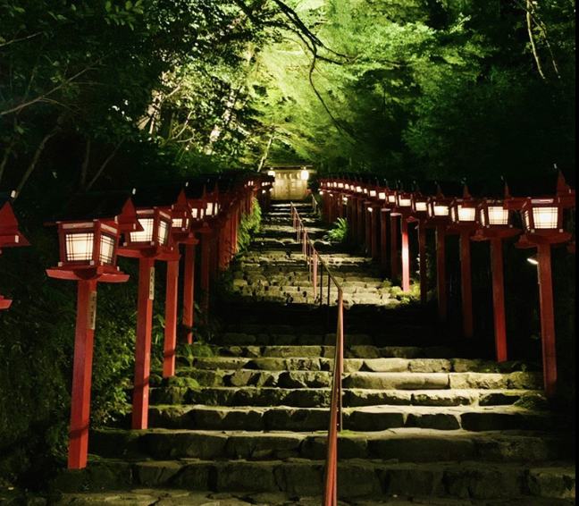 kichigi0003's tweet photo. 大学で8年間神道を学んだけど、
「パワースポットに行けば力をもらえる」と思っている人が多すぎるよね

パワースポットは、行けばいいというものではありません！

有��な神社に参拝したよ
話題の聖地に行ってみたよ

それで満足！っていうのも悪くはないのですが・・・

それって、
「場所」に行っただけで「場」に参画してないのですよ

そもそも「場所」と「場」は、
まったく違うものなの
その違いとは…