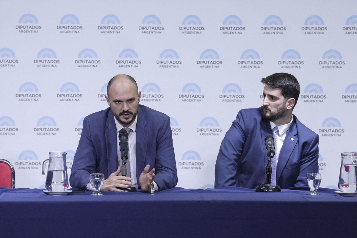 Turios's tweet photo. Las ideas importan. Pero más importante todavía es formar personas dispuestas a defenderlas.

En el marco del Bootcamp Youth Program de @PNfValues, hoy recibimos en el Congreso de la Nación, junto al diputado nacional @joaqojeda, a jóvenes de toda Iberoamérica para conversar sobre la batalla cultural y la defensa de la vida, la libertad y los derechos naturales fundamentales. 🇦🇷