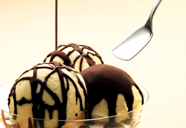 loss_off's tweet photo. バニラアイスが一気にご褒美スイーツになる🤤🍨

📌在庫ロスでお困りの方から出品です
『アイスにかけると固まる ハーシー チョコソース』
#ロスオフ  #フードロス https://t.co/LnMg8GOuf5